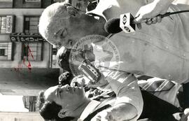 Ato do 1o de Maio, promovido pela CGT [com presença de] Franco Montoro [Governador, São Paulo, PMDB] (São Paulo-SP, 01 mai. 1986) [fotografia] / Fotógrafo(a) : Regina Vilela. -- Ref.: BR-SPMST_MST-SN-CIN_AMP_001535-012007-PER.