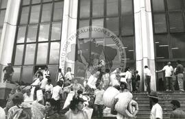 Mobilização do MST no Ministério do Trabalho (Rio Grande do Sul, [sem data]) [fotografia] / Fotógrafo(a) : Débora Lerrer. -- Ref.: BR-SPMST_MST-SN-CIN_AMP_000475-002770-AMT.