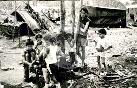 Acampamento [sem identificação] (Goiás, [sem data]) [fotografia] / Fotógrafo(a) : Arquivo MST. -- Ref.: BR-SPMST_MST-SN-CIN_AMP_000010-000064-ACP.