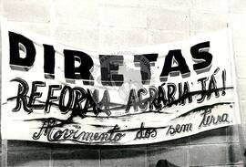 Mobilização Nacional Campanha Diretas Já na Praça da Sé (São Paulo-SP, 1984) [fotografia] / Fotógrafo(a) : [autoria n/d]. -- Ref.: BR-SPMST_MST-SN-CIN_AMP_000358-001708-AMT.