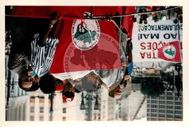 Mobilização (São Paulo-SP, 17 abr. 1988) [fotografia] / Fotógrafo(a) : Douglas Mansur. -- Ref.: BR-SPMST_MST-SN-CIN_AMP_000373-001871-AMT.