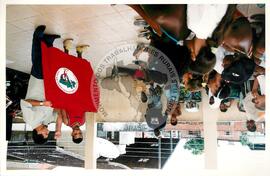 Semana Nacional de Cultura Brasileira e Reforma Agrária (Rio de Janeiro-RJ, 18 mar. 2002) [fotografia] / Fotógrafo(a) : João Laet. -- Ref.: BR-SPMST_MST-SN-CIN_AMP_001818-013488-NDT.