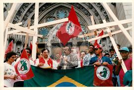 Mobilização (São Paulo-SP, 17 abr. 1988) [fotografia] / Fotógrafo(a) : Douglas Mansur. -- Ref.: BR-SPMST_MST-SN-CIN_AMP_000372-001836-AMT.