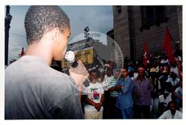 Marcha Sem Terra contra a prisão de 6 trabalhadores (São Paulo-SP, mar. 2000) [fotografia] / Fotógrafo(a) : Joaquim Duarte. -- Ref.: BR-SPMST_MST-SN-CIN_AMP_001426-011553-MAC.