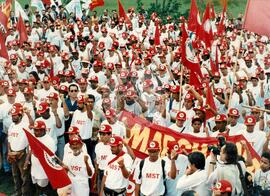 Chegada da Marcha Naciona à Brasília (Brasília-DF, 17 abr. 1997) [fotografia] / Fotógrafo(a) : Douglas Mansur. -- Ref.: BR-SPMST_MST-SN-CIN_AMP_001398-011118-MAC.