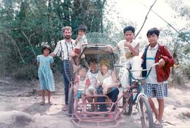 Viagem de Joelson, Ênio e João Pedro (Ásia, 1996) [fotografia] / Fotógrafo(a) : [sem autoria]. -- Ref.: BR-SPMST_MST-SN-CIN_AMP_001138-009513-RIT.