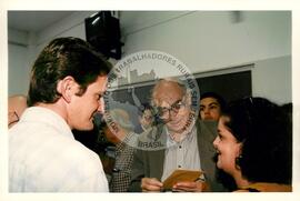 Lançamento da Exposição "Terra" (São Paulo (Estado), 10 abr. 1997) [fotografia] / Fotógrafo(a) : Douglas Mansur. -- Ref.: BR-SPMST_MST-SN-CIN_AMP_001030-008160-ELF.