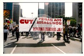 Manifestação no 1º de Maio na Praça da Sé (São Paulo-SP, 01 mai. 2000) [fotografia] / Fotógrafo(a) : Alderon Pereira Costa. -- Ref.: BR-SPMST_MST-SN-CIN_AMP_000396-002217-AMT.