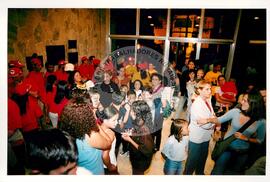Tribunal Internacional dos Crimes do Latifúndio e da Política Governamental de Violação dos Direitos Humanos (Curitiba-PR, 02 mai. 2001) [fotografia] / Fotógrafo(a) : Douglas Mansur. -- Ref.: BR-SPMST_MST-SN-CIN_AMP_000134-000951-ACS.