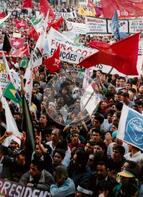 Manifestação pró Impechment - UNE E CUT (São Paulo (Estado), 25 ago. 1992) [fotografia] / Fotógrafo(a) : Juan Pezzeto. -- Ref.: BR-SPMST_MST-SN-CIN_AMP_000384-002054-AMT.