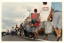 Marcha Nacional do MST (Goiânia-GO, abr. 1997) [fotografia] / Fotógrafo(a) : Arquivo MST ; Paulo P. Lima. -- Ref.: BR-SPMST_MST-SN-CIN_AMP_001407-011324-MAC.