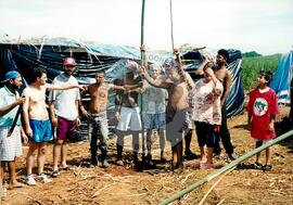 Acampamento " Nova Canudos" do MST (Porto Feliz-SP, 1999) [fotografia] / Fotógrafo(a) : Douglas Mansur. -- Ref.: BR-SPMST_MST-SN-CIN_AMP_000048-000426-ACP.