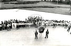Manifestação contra visita do presidente de El Salvador (El Salvador, 20 jun. 1986) [fotografia] / Fotógrafo(a) : Regina Vilela. -- Ref.: BR-SPMST_MST-SN-CIN_AMP_001066-008626-RIT.