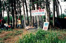 Acampamento " Nova Canudos" do MST (Porto Feliz-SP, 1999) [fotografia] / Fotógrafo(a) : Douglas Mansur. -- Ref.: BR-SPMST_MST-SN-CIN_AMP_000048-000397-ACP.