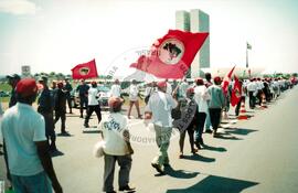 Mobilização em Brasília durante a Jornada Nacional "Acampamento Nacional Eldorado dos Carajás" (Brasília-DF, 03 set. 2001) [fotografia] / Fotógrafo(a) : Gildo Aguiar. -- Ref.: BR-SPMST_MST-SN-CIN_AMP_001918-014370-SJM.
