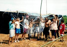 Acampamento " Nova Canudos" do MST (Porto Feliz-SP, 1999) [fotografia] / Fotógrafo(a) : Douglas Mansur. -- Ref.: BR-SPMST_MST-SN-CIN_AMP_000048-000430-ACP.