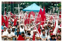 Mobilização para Marcha das Mulheres do acampamento "Terra sem males" do MST na Praça da Sé (São Paulo-SP, 08 mar. 2002) [fotografia] / Fotógrafo(a) : Arquivo MST. -- Ref.: BR-SPMST_MST-SN-CIN_AMP_000399-002269-AMT.