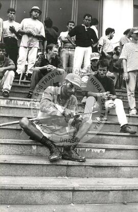 Mobilização do MST no Ministério do Trabalho (Rio Grande do Sul, [sem data]) [fotografia] / Fotógrafo(a) : Débora Lerrer. -- Ref.: BR-SPMST_MST-SN-CIN_AMP_000475-002780-AMT.