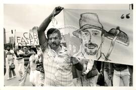 Manifestação de 4000 pessoas pela Reforma Agrária (Rio de Janeiro (Estado), 06 set. 1985) [fotografia] / Fotógrafo(a) : João Ripper. -- Ref.: BR-SPMST_MST-SN-CIN_AMP_000557-003100-AMT.