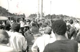 Bloqueio da Rodovia Manoel de Nóbrega (São Paulo (Estado), mai. 1986) [fotografia] / Fotógrafo(a) : Milton Soares. -- Ref.: BR-SPMST_MST-SN-CIN_AMP_000367-001768-AMT.