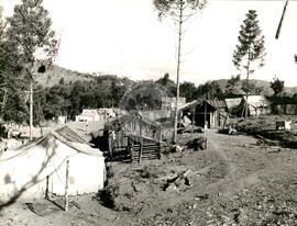 Acampamento do MST [sem identificação] (Londrina-PR, abr. 1986) [fotografia] / Fotógrafo(a) : Devanir Parra. -- Ref.: BR-SPMST_MST-SN-CIN_AMP_000074-000598-ACP.