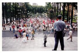 Marcha Sem Terra contra a prisão de 6 trabalhadores (São Paulo-SP, mar. 2000) [fotografia] / Fotógrafo(a) : Joaquim Duarte. -- Ref.: BR-SPMST_MST-SN-CIN_AMP_001426-011552-MAC.