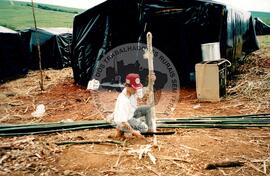 Acampamento " Nova Canudos- Fazenda Engenheiro D'Agua" do MST (Porto Feliz-SP, fev. 1999) [fotografia] / Fotógrafo(a) : Douglas Mansur. -- Ref.: BR-SPMST_MST-SN-CIN_AMP_000046-000251-ACP.