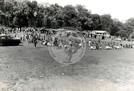 Duas mil pessoas levam apoio as familias acampadas na "Fazenda Annoni" (Rio Grande do Sul, 19 out. 1986) [fotografia] / Fotógrafo(a) : Jussara Veron. -- Ref.: BR-SPMST_MST-SN-CIN_AMP_000453-002635-AMT.