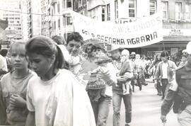 Manifestação (Porto Alegre-RS, jul. 1993) [fotografia] / Fotógrafo(a) : Elenice Dcenas. -- Ref.: BR-SPMST_MST-SN-CIN_AMP_000465-002709-AMT.