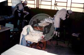 Assentamento "Reunidas" do MST - atendimento odontológico (Promissão-SP, 11 jul. 1998) [fotografia] / Fotógrafo(a) : Arquivo MST. -- Ref.: BR-SPMST_MST-SN-CIN_AMP_000349-001670-ASS.