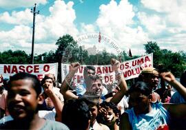 Acampamento " Nova Canudos" do MST (Porto Feliz-SP, 1999) [fotografia] / Fotógrafo(a) : Douglas Mansur. -- Ref.: BR-SPMST_MST-SN-CIN_AMP_000048-000416-ACP.