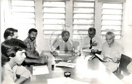 Membros da Executiva Nacional reunidos com Simão Jatene (São Paulo (Estado), [sem data]) [fotografia] / Fotógrafo(a) : Regina Vilela. -- Ref.: BR-SPMST_MST-SN-CIN_AMP_000678-003843-ARV.