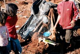 Visita a acampamento do MST [sem identificação] (Espírito Santo, [sem data]) [fotografia] / Fotógrafo(a) : Arquivo MST. -- Ref.: BR-SPMST_MST-SN-CIN_AMP_000006-000036-ACP.
