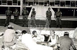 Acampados no Palácio do Planalto (Brasília-DF, 02 mai. 1996) [fotografia] / Fotógrafo(a) : Francisca Montejo. -- Ref.: BR-SPMST_MST-SN-CIN_AMP_000580-003229-AMT.