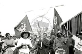 Manifestação em protesto contra o Massacre do Eldorado dos Carajás (Distrito Federal (Brasil), 23 abr. 1996) [fotografia] / Fotógrafo(a) : Francisca Montejo. -- Ref.: BR-SPMST_MST-SN-CIN_AMP_000579-003226-AMT.
