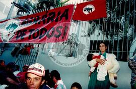 Manifestação do Fórum (Campo Grande-MS, 14 ago. 1999) [fotografia] / Fotógrafo(a) : Marcial G. Congo. -- Ref.: BR-SPMST_MST-SN-CIN_AMP_000609-003465-AMT.