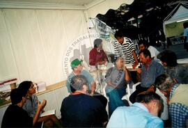 Manifestação em frente ao Consulado da Venezuela (São Paulo-SP, 15 abr. 2002) [fotografia] / Fotógrafo(a) : Arquivo MST. -- Ref.: BR-SPMST_MST-SN-CIN_AMP_000419-002492-AMT.
