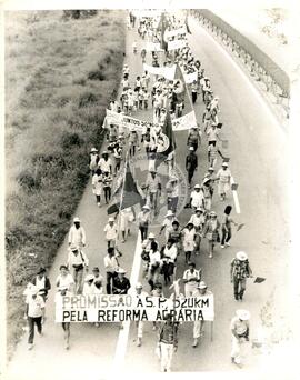 Manifestação contra o bloqueio economico à Cuba na Embaixada dos EUA (São Paulo-SP, [sem data]) [fotografia] / Fotógrafo(a) : Arquivo MST. -- Ref.: BR-SPMST_MST-SN-CIN_AMP_000408-002346-AMT.