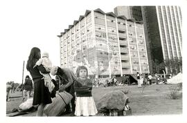 Manifestações dos acampados da "Annoni" em frente à sede regional do INCRA (Rio Grande do Sul, 01 mai. 1986) [fotografia] / Fotógrafo(a) : Karine Emerich. -- Ref.: BR-SPMST_MST-SN-CIN_AMP_000449-002585-AMT.