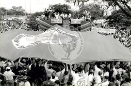 Manifestação (Brasília-DF, 25 out. 1989) [fotografia] / Fotógrafo(a) : Francisca Montejo. -- Ref.: BR-SPMST_MST-SN-CIN_AMP_000571-003206-AMT.