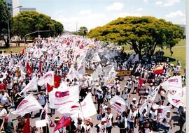 Protesto da Educação (Brasília-DF, 06 out. 1999) [fotografia] / Fotógrafo(a) : Douglas Mansur. -- Ref.: BR-SPMST_MST-SN-CIN_AMP_000584-003279-AMT.