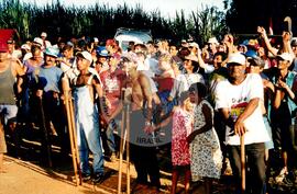 Acampamento "Nova Canudos" do MST (Porto Feliz-SP, fev. 1999) [fotografia] / Fotógrafo(a) : Douglas Mansur. -- Ref.: BR-SPMST_MST-SN-CIN_AMP_000047-000328-ACP.