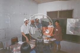 Viagem de Joelson, Ênio e João Pedro (Ásia, 1996) [fotografia] / Fotógrafo(a) : Lito Ocampo. -- Ref.: BR-SPMST_MST-SN-CIN_AMP_001137-009472-RIT.