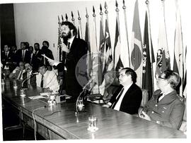 Posse de Dante de Oliveira no Ministerio da Reforma e Desenvolvimento Agrário (Distrito Federal (Brasil), 29 mai. 1985) [fotografia] / Fotógrafo(a) : Leandro Abreu. -- Ref.: BR-SPMST_MST-SN-CIN_AMP_000645-003664-ARV.