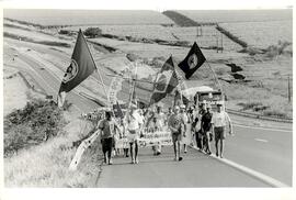Chegada da Marcha Naciona à Brasília (Brasília-DF, 17 abr. 1997) [fotografia] / Fotógrafo(a) : Douglas Mansur. -- Ref.: BR-SPMST_MST-SN-CIN_AMP_001398-011126-MAC.