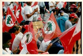 Mobilização (São Paulo-SP, 17 abr. 1988) [fotografia] / Fotógrafo(a) : Douglas Mansur. -- Ref.: BR-SPMST_MST-SN-CIN_AMP_000372-001806-AMT.