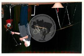 Mística de Abertura do Tribunal (Curitiba-PR, 02 mai. 2001) [fotografia] / Fotógrafo(a) : Douglas Mansur. -- Ref.: BR-SPMST_MST-SN-CIN_AMP_001917-014314-SJM.