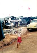 Acampamento " Nova Canudos" do MST (Porto Feliz-SP, 1999) [fotografia] / Fotógrafo(a) : Douglas Mansur. -- Ref.: BR-SPMST_MST-SN-CIN_AMP_000048-000434-ACP.