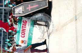 Mobilização em Brasília durante a Jornada Nacional "Acampamento Nacional Eldorado dos Carajás" (Brasília-DF, 03 set. 2001) [fotografia] / Fotógrafo(a) : Gildo Aguiar. -- Ref.: BR-SPMST_MST-SN-CIN_AMP_001918-014385-SJM.