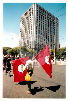 Mobilização para Marcha das Mulheres do acampamento "Terra sem males" do MST na Praça da Sé (São Paulo-SP, 08 mar. 2002) [fotografia] / Fotógrafo(a) : Arquivo MST. -- Ref.: BR-SPMST_MST-SN-CIN_AMP_000399-002285-AMT.